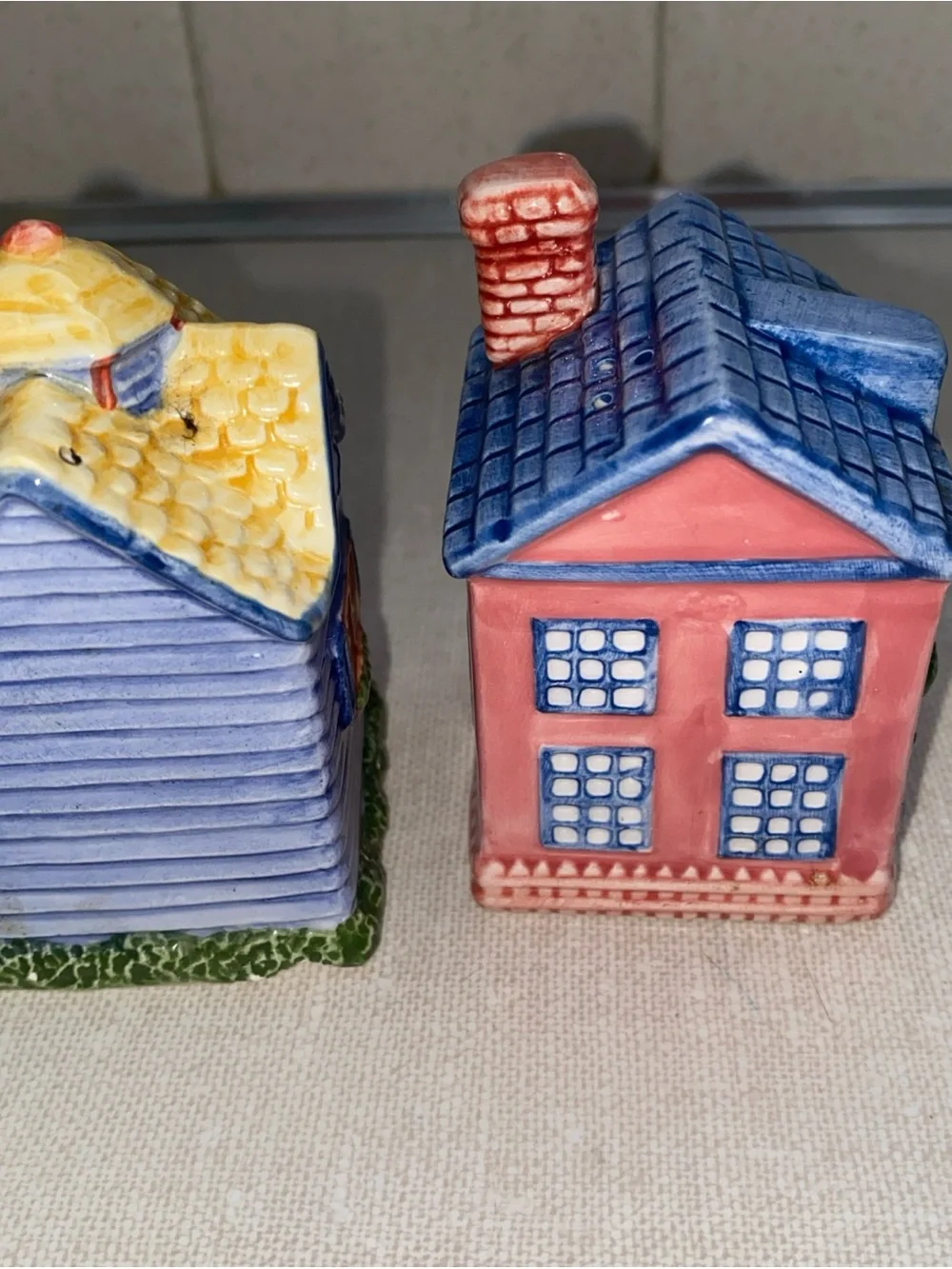 Avon VTG Cottage Collection House Salt and Pepper Shakers Set – 1997 Ceramic
